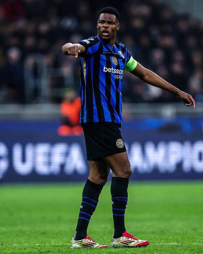 江苏省体育代表团到访西甲联盟，双方在马德里举行正式会谈（江苏省体育代表团拜会西甲联盟，双方在马德里展开正式会谈）