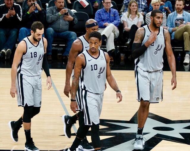 曼联明年还将不得不花巨资买人。（曼联明年仍难免砸重金引援）