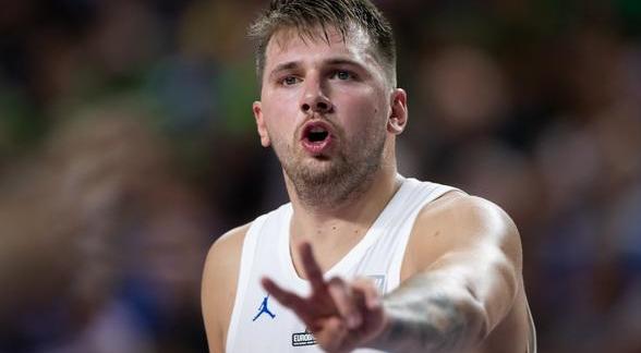 英超疯狂夜：切尔西利物浦双双翻车，11.4亿豪阵不敌升班马（英超爆冷夜：切尔西、利物浦同夜折戟，11.4亿豪阵不敌升班马）