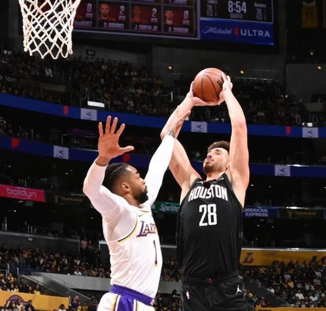 热火关键球处理稳定（热火关键时刻表现稳健）